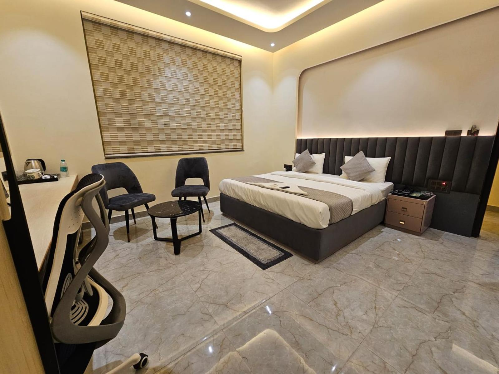 Hotel The Glass House Велика Нойда Екстер'єр фото