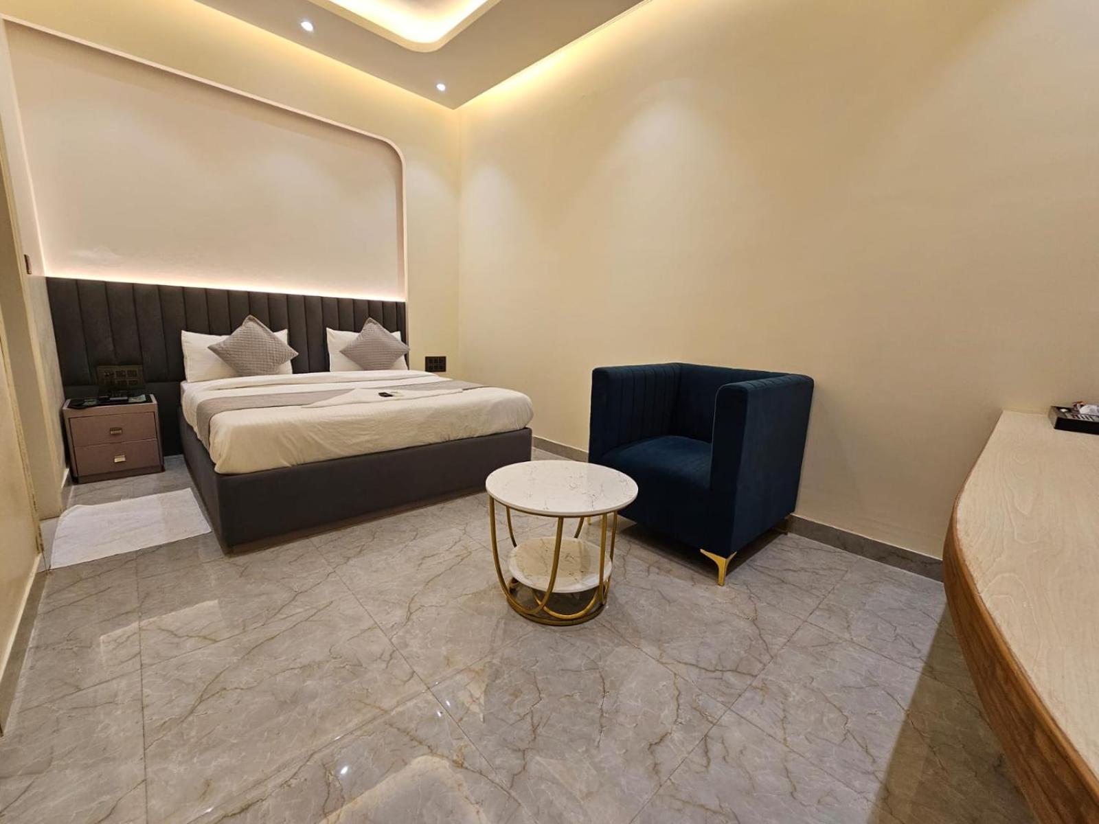 Hotel The Glass House Велика Нойда Екстер'єр фото