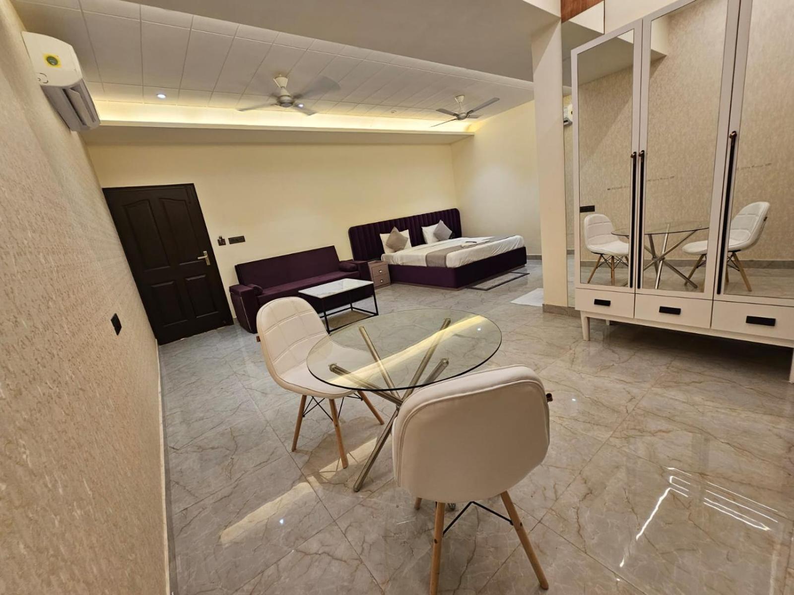 Hotel The Glass House Велика Нойда Екстер'єр фото