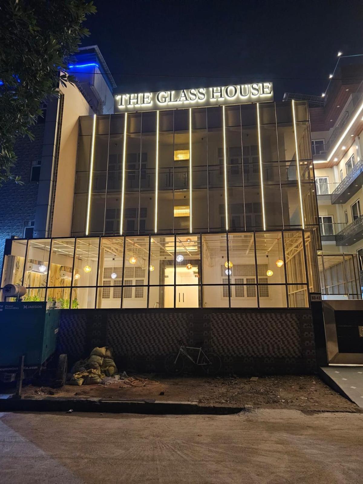Hotel The Glass House Велика Нойда Екстер'єр фото